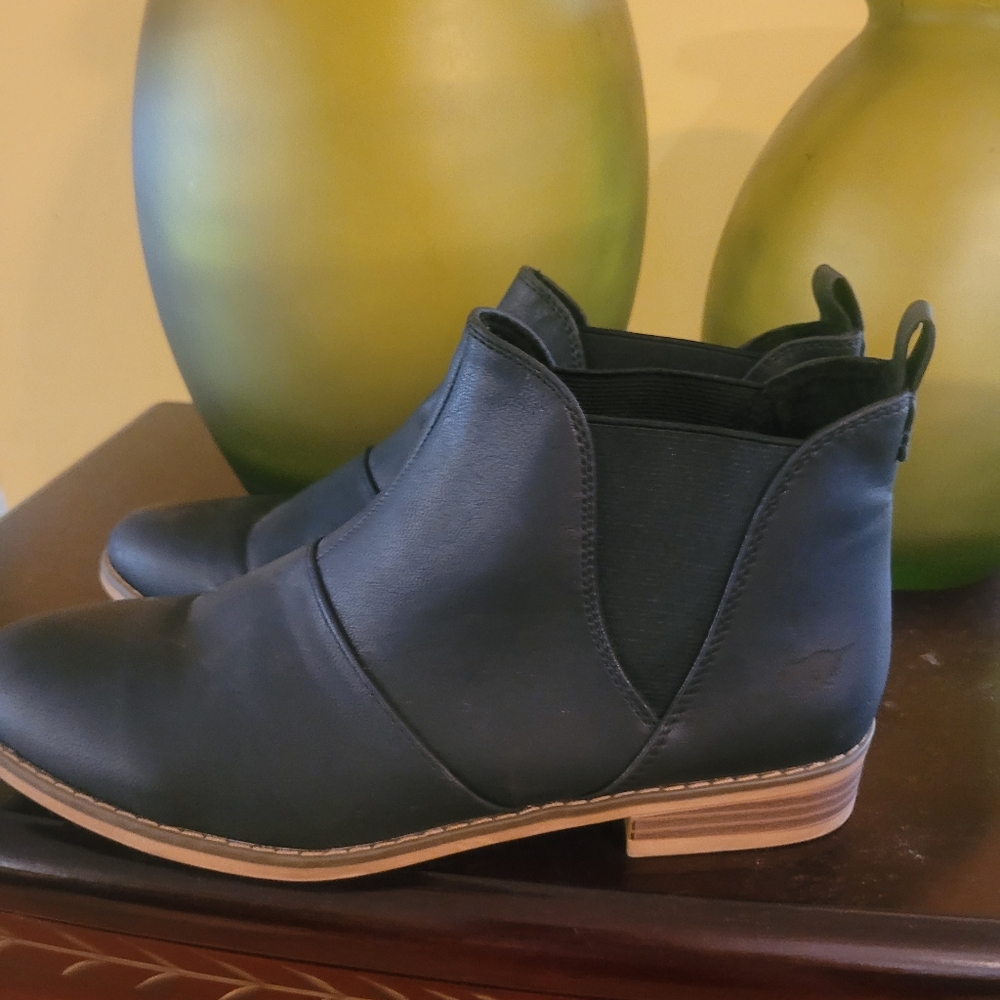 2 pair Women's ROCKET DOG BOOTIES.  Size 10. Brown and black. Great condition.
